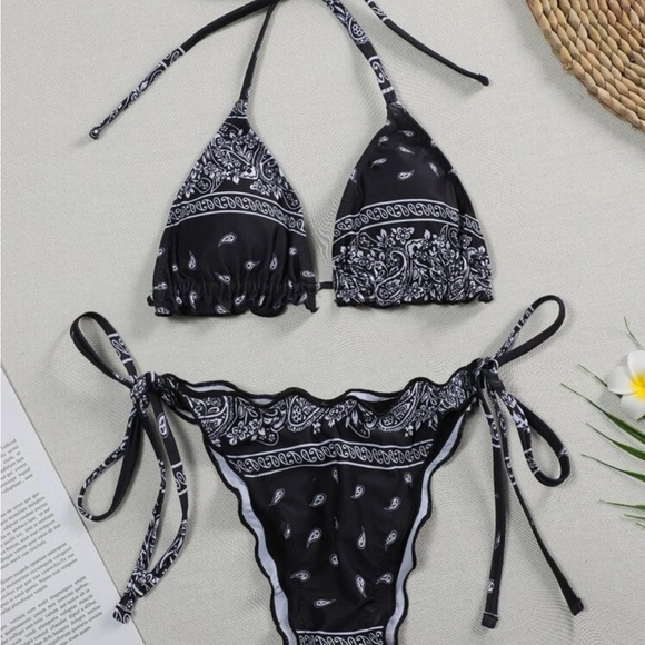 • 2 for 1 • Bikinis (Similar pattern) - Picture 3 of 3